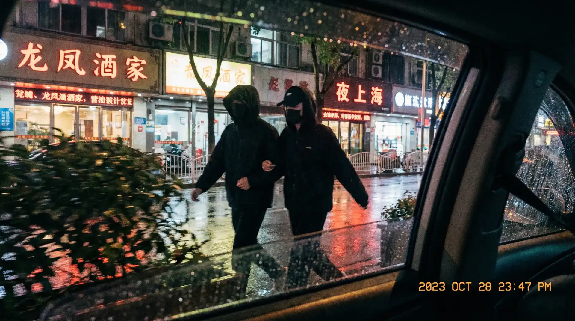 吃瓜不打烊 - 顶流明星深夜密会现场抓拍照片